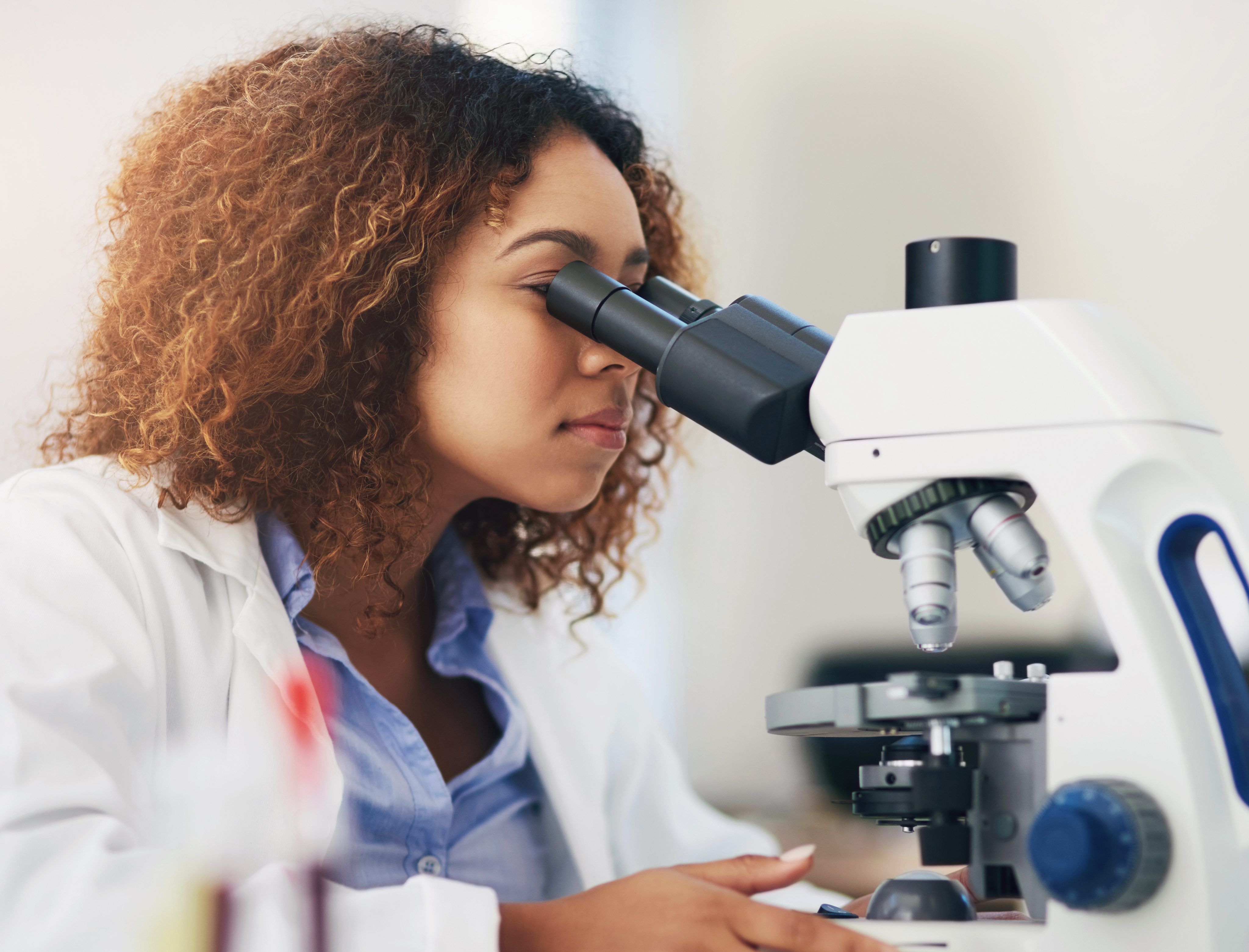 Profissional em microscópio