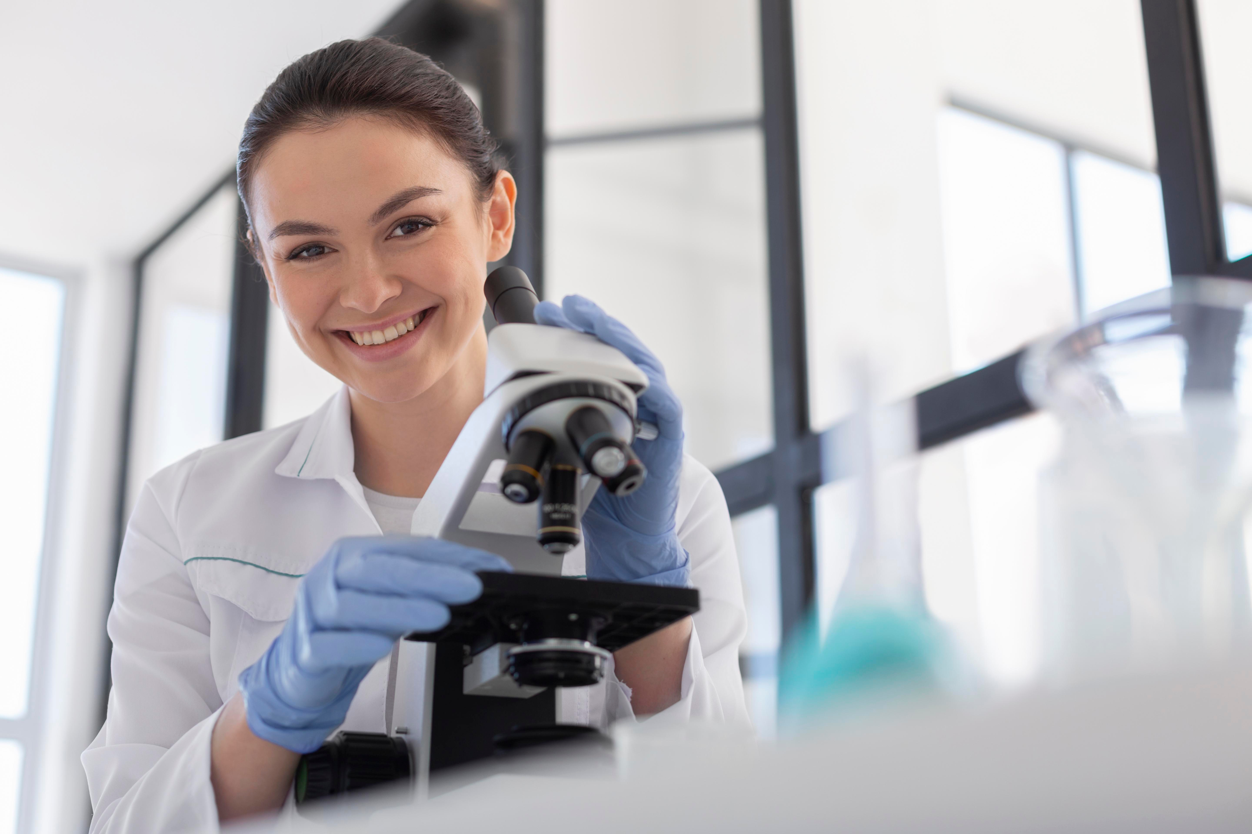 Profissional segurando lâmina em microscópio