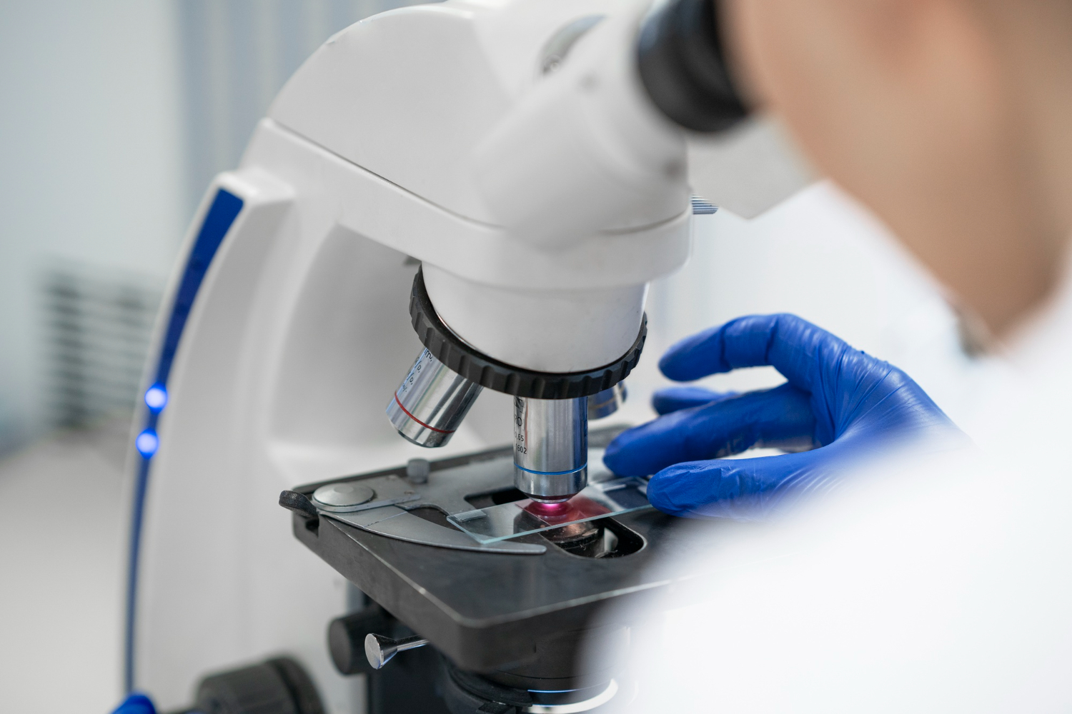 Microscópio em laboratório