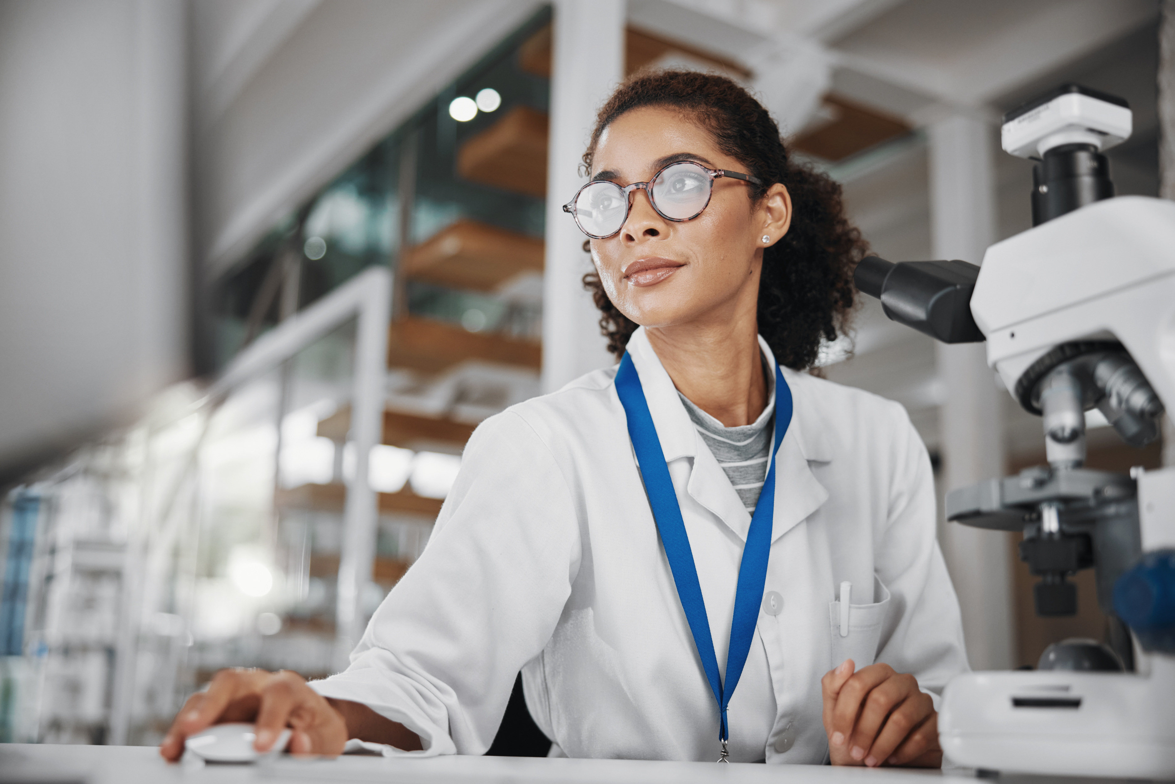 Médica analisando laudos