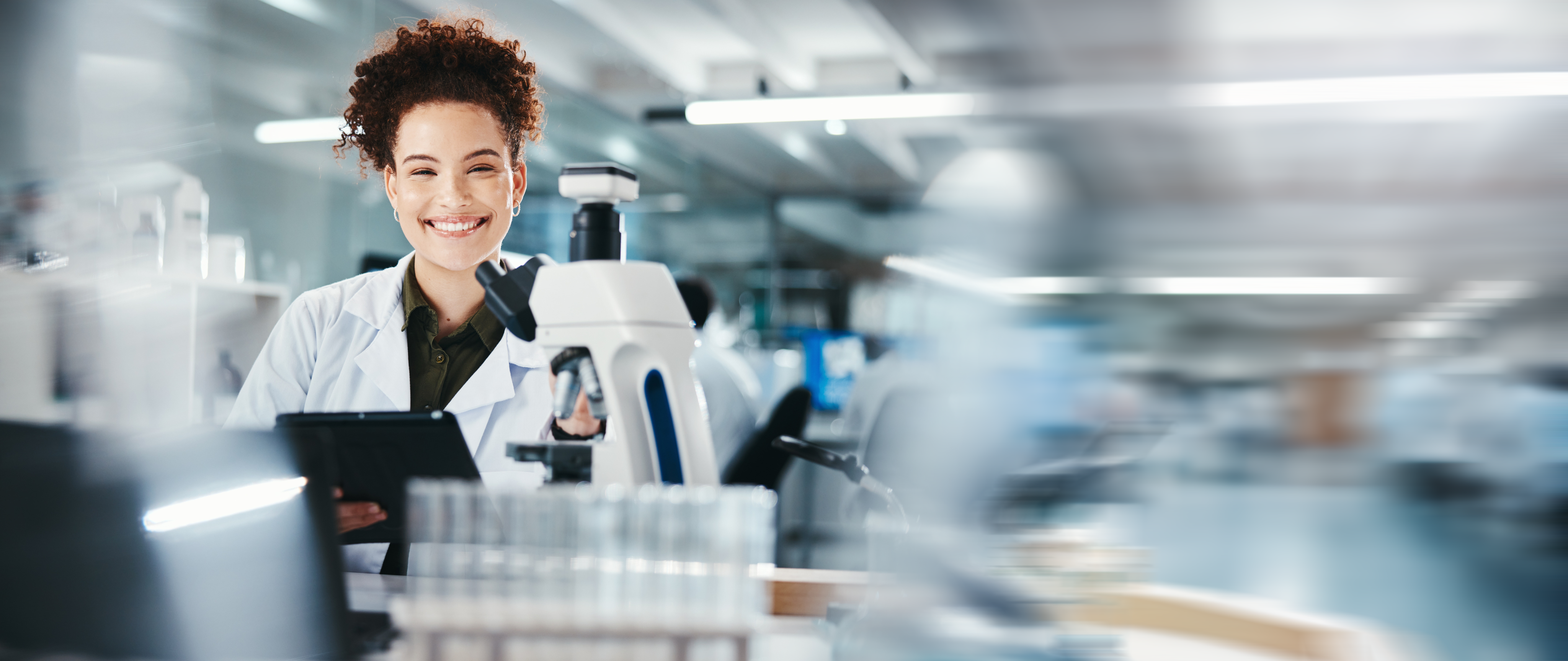 Cientista sorrindo em laboratório