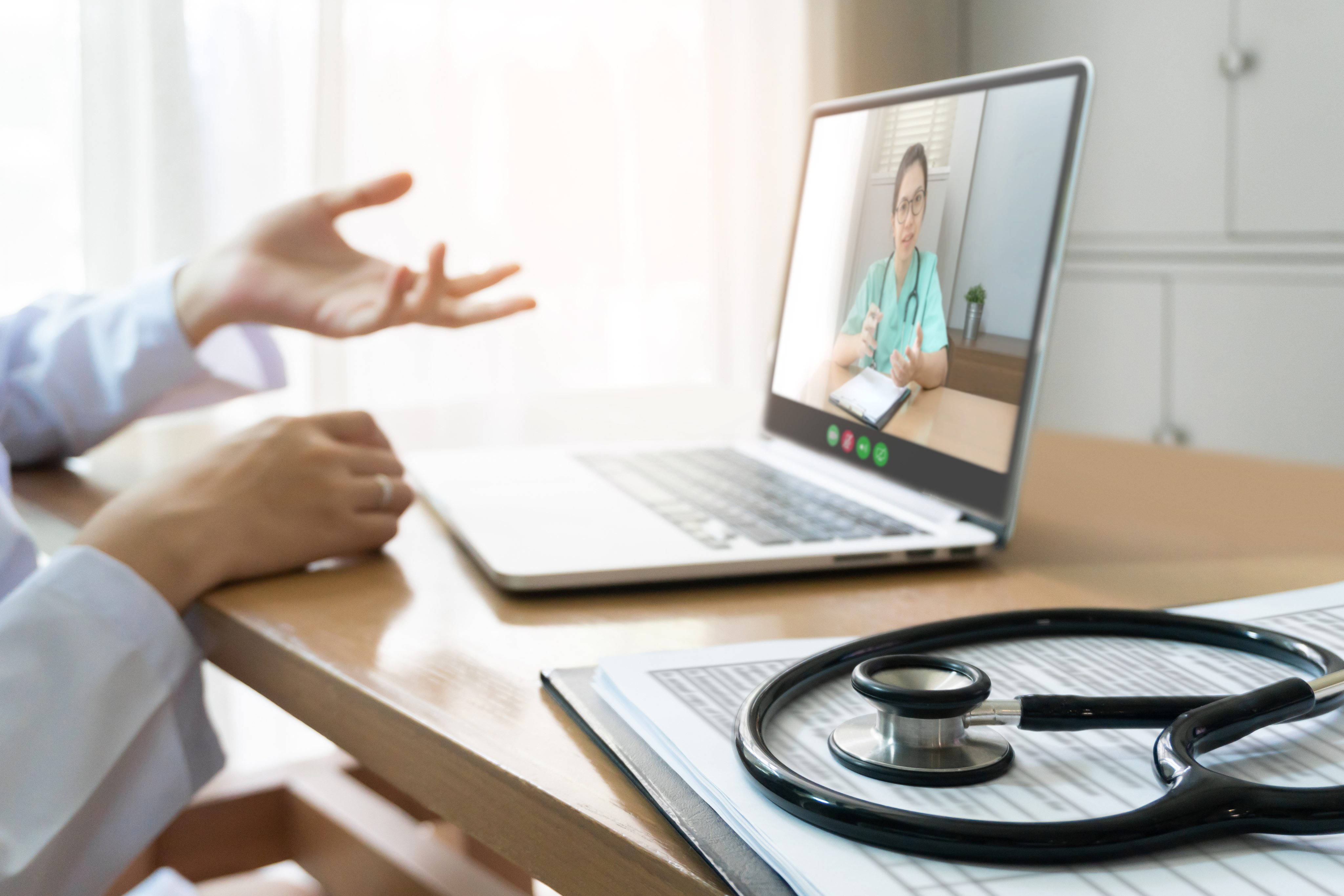 Mesa médica com estetoscópio e prontuário